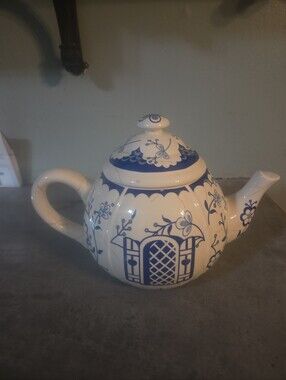 Disney Store David's Cookies "Land Of Broken China" Teapot Cookie Jar.